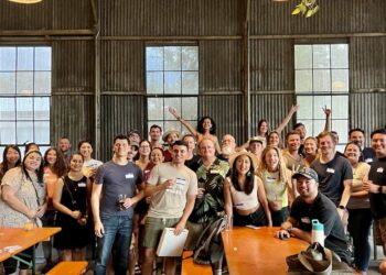 How to Use Facebook Groups to Meet Other Travelers