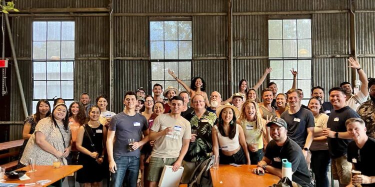 How to Use Facebook Groups to Meet Other Travelers