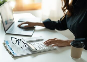 Index Funds vs. Mutual Funds: Key Differences + Pros