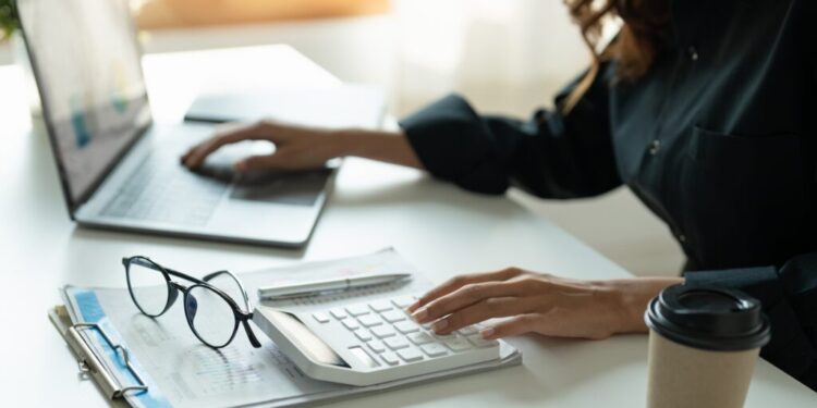 Index Funds vs. Mutual Funds: Key Differences + Pros