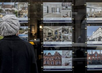 UK mortgage approvals fall in November