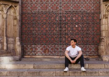 10 Easy Ways to Travel on a Budget: How to Save Money Traveling in 2025