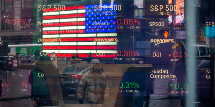 Retail traders plough $67bn into US stocks while investment giants flee