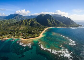 Best time to visit Hawaii for good weather and smaller crowds
