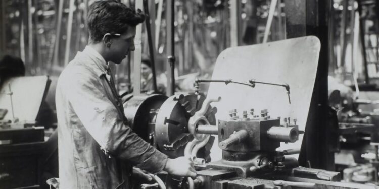 Turning Customers Into Champions: Your 3-Step Advocacy Strategy