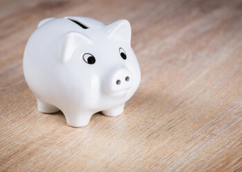 17 Ways to Cut Your Expenses & Save Money for Travel in 2025