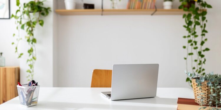 How I Use Pinterest To Get Blog Traffic and Make a Full-Time Income