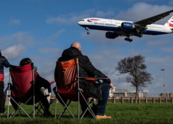 IAG boss takes advantage of rising share price