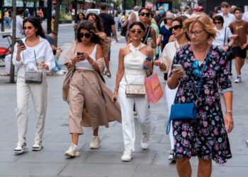 Nearly half of UK investors turn to social media for financial information