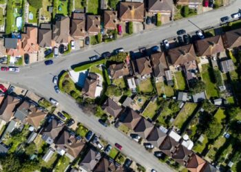 UK landlords quit sector as number of homes to let falls, survey says