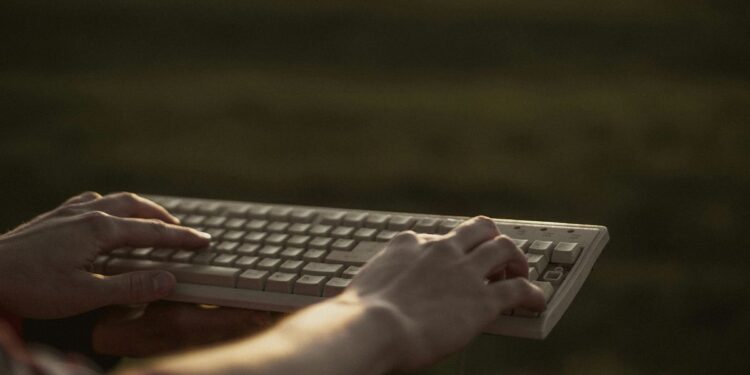 7 Best Paraphrasing Tools (Free & Paid) to Rewrite Smarter in 2025 | by Anangsha Alammyan | The Startup | Aug, 2025