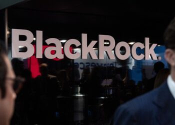 BlackRock tells investors to put more money into hedge funds