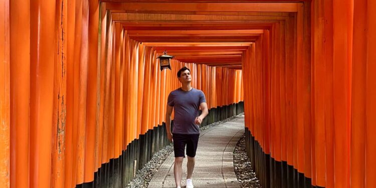 A Better Way to Stay Connected When You Travel