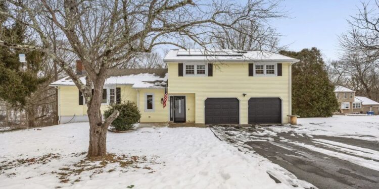 Picturesque New England Birthplace of Infamous Revolutionary War Traitor Is Now a Homebuyer Hot Spot