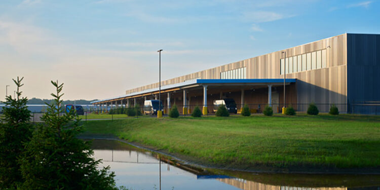 Amazon’s First Mass Timber Delivery Station Tests the Future of Low-Carbon Logistics