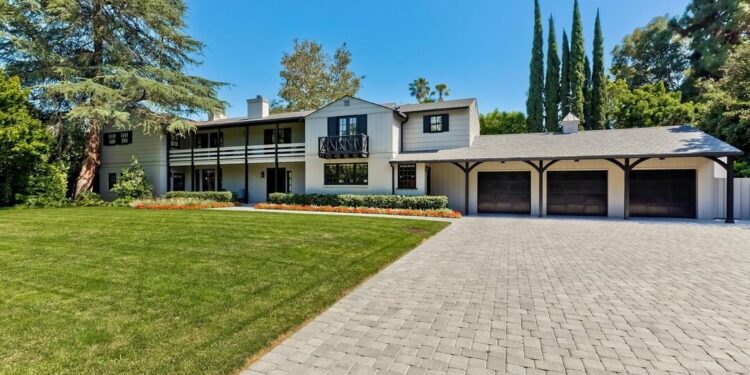 EXCLUSIVE: ‘Home Alone’ Star Macaulay Culkin and Brenda Song Quietly Sell Their Toluca Lake Estate for $14.25 Million