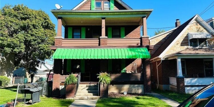 Niagara Falls Is Hundreds of Miles From an Ocean but Still Tops This List of Popular Summer Places