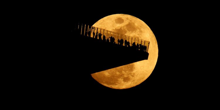 March Blood Moon Illuminates the Sky Across America: Photos