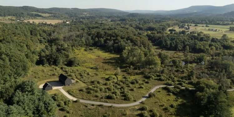 Inside the $3.25 Million All-Black Hudson Valley Barndominium That Found a Buyer in Days