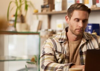 Stop Fundraising Like It’s 2021: The Bootstrapped Hybrid Model Is Quietly Winning
