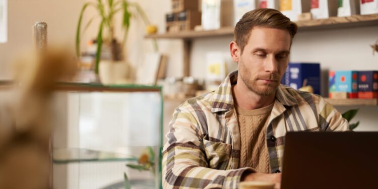 Stop Fundraising Like It’s 2021: The Bootstrapped Hybrid Model Is Quietly Winning