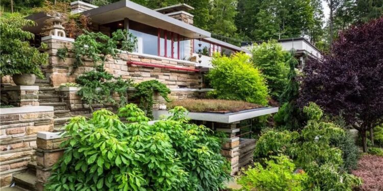 Modernist Compound With Ties to Frank Lloyd Wright Lists for $2.8 Million