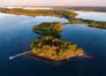 Peninsula Estate in Maine Feels Like It’s Floating in the Middle of the Ocean