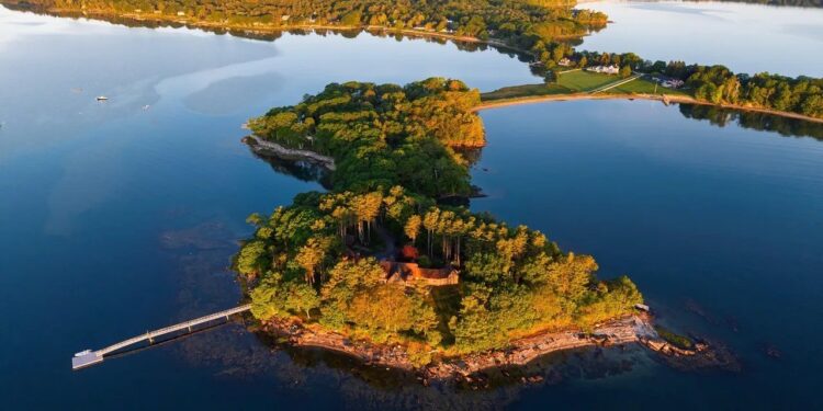Peninsula Estate in Maine Feels Like It’s Floating in the Middle of the Ocean