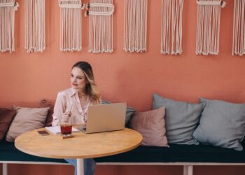 14 Side Hustles That Can Grow Into a Full-Time Income