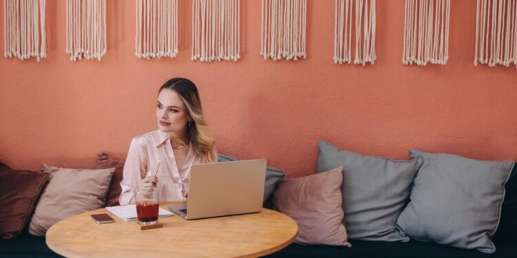 14 Side Hustles That Can Grow Into a Full-Time Income