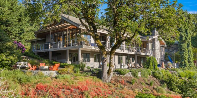 $4 Million Oregon Estate Starred in the Bruce Willis Movie ‘Bandits’