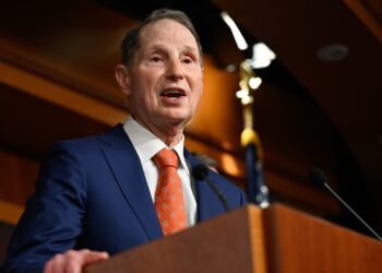 Sen. Wyden introduces bill to curb Trump’s tariff powers