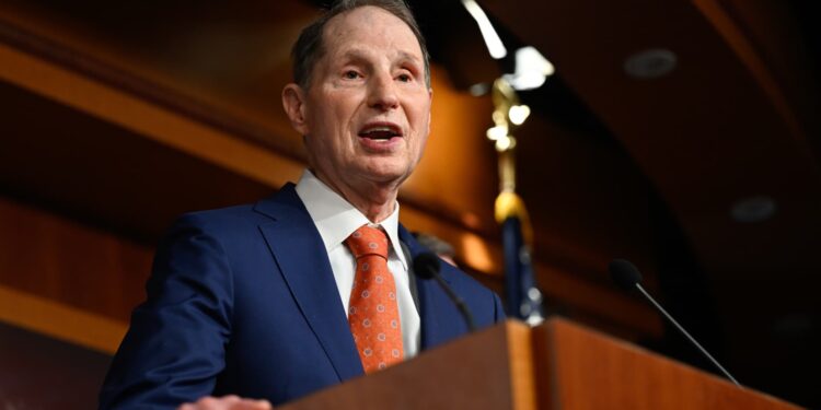 Sen. Wyden introduces bill to curb Trump’s tariff powers