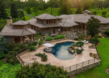 $9.6 Million Florida Estate Has Its Own Private Baseball Field