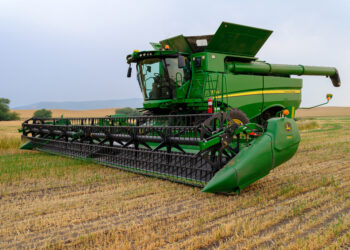 Deere grows sales, revenue in Q3, benefiting from tariff refunds
