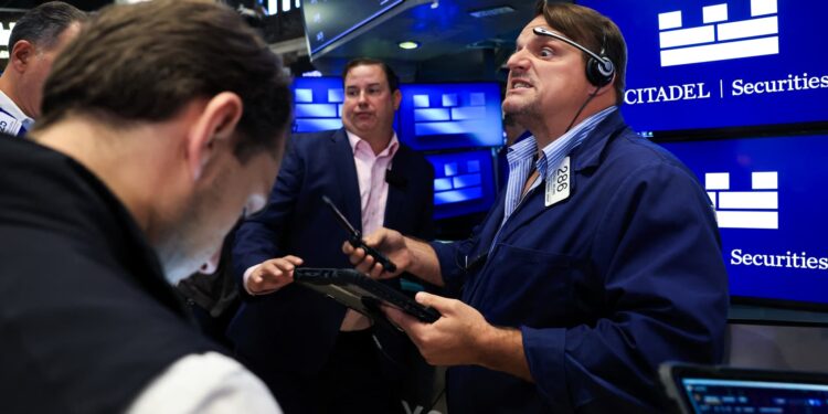 U.S. Treasury yields fall as investors await housing, employment data