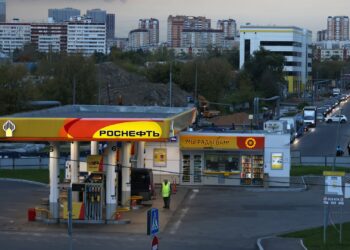 Trump’s latest moves on Russia leave Ukraine facing a new dilemma in the war