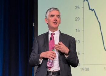 Mortgage Rates to Remain above 7% Through 2027, Economist Forecasts